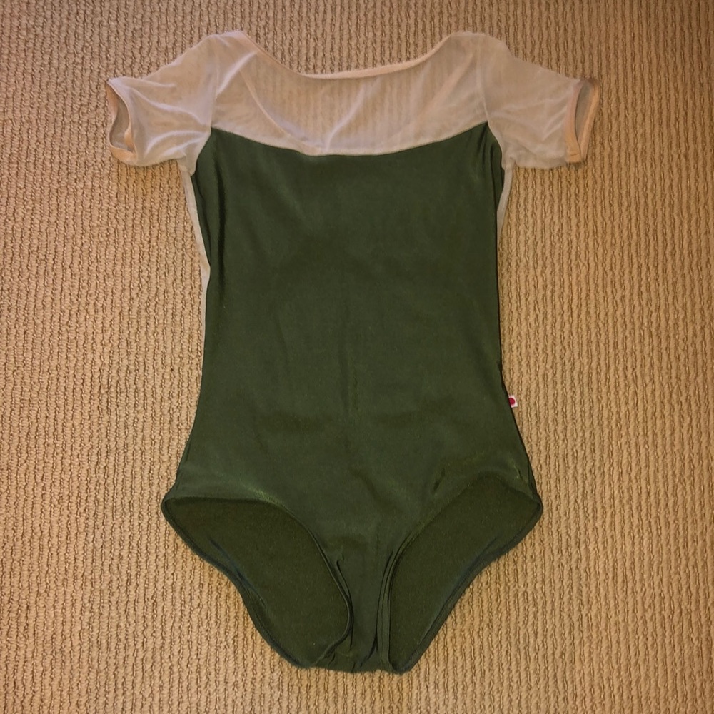 Nude and green Yumiko